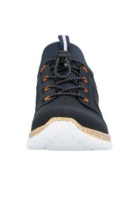 La sneaker en maille Navy présente des lacets orange et noir, une semelle en caoutchouc avec un bord texturé, et une languette rayée au talon.