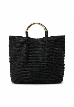Bolso tote tejido negro con asas semicirculares de metal dorado sobre fondo blanco.