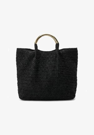 Bolso tote tejido negro con asas semicirculares de metal dorado sobre fondo blanco.