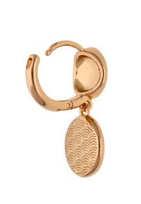 Orecchino a cerchio in tonalità oro con un ciondolo ovale e testurizzato caratterizzato da un motivo a onde. Finitura liscia sul cerchio, con chiusura a cerniera sicura.