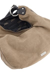 Beige suède tas met een zachte, slappige vorm. Kenmerkt zich door een zwart leren accent en een zilveren ring als hardware detail. Voering aan de binnenkant met branding.