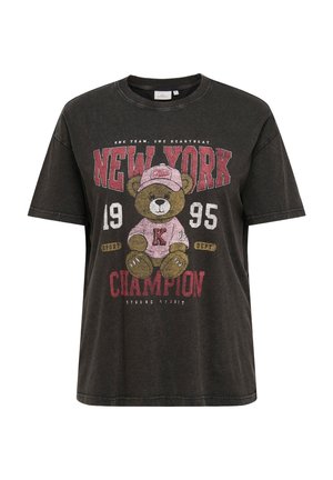 Czarny T-shirt z misiem w różowej czapce i koszulce, z napisem "New York 1995 Champion" oraz "Sport Dept" na przodzie.