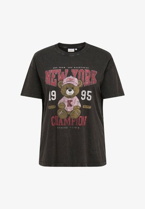 Črna majica s potiskom plišastega medvedka, ki nosi roza kapo in majico, ter napisom "New York 1995 Champion" in "Sport Dept" na sprednji strani.