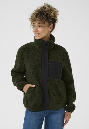 Groene fleece jas met hoge kraag, zwarte ritssluiting en twee zijzakken. Zachte textuur en ontspannen pasvorm. Lange mouwen met manchetten.
