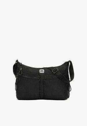 Czarna torba na ramię z regulowanym paskiem, z dwiema przednimi kieszeniami na zamek błyskawiczny oraz prostokątną naszywką z logo. Gładka tekstura.