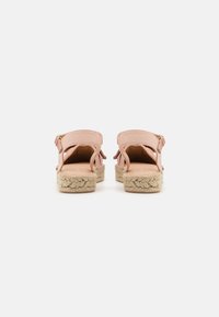 Rozā kanvas espadrilles sandales ar atvērtu aizmuguri, pītas jutu zolēm, regulējamu siksniņu un lentu detaļu katrā pusē.