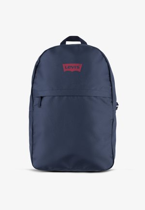 Zaino Levi's blu navy con manico superiore, tasca frontale con cerniera e logo rosso prominente. Tessuto liscio, design minimalista.
