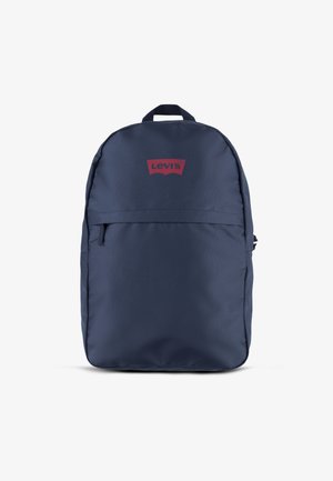 Zaino Levi's blu navy con manico superiore, tasca frontale con cerniera e logo rosso prominente. Tessuto liscio, design minimalista.
