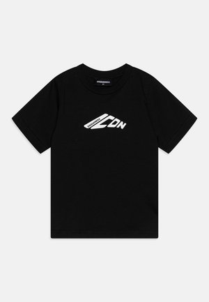 Μαύρο βαμβακερό μπλουζάκι με κοντά μανίκια, που διαθέτει άσπρο λογότυπο "CDN" σε μοντέρνα γραμματοσειρά στην αριστερή πάνω πλευρά. Στρογγυλή λαιμόκοψη.