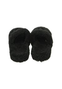 Czarne kapcie z wyściółką z polaru, otwartym tyłem, miękką teksturą i amortyzowanymi podeszwami dla komfortu. Brak widocznych elementów metalowych lub akcentów.