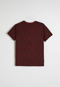 Bordowa koszulka z krótkim rękawem z czarnym, powtarzającym się wzorem tekstowym logo Diesel, leżąca na białym tle, ukazująca tył.