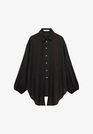 Črna prugasta srajca s ovratnikom, gumbom spredaj in napihnjenimi rokavi. Ima tanke vertikalne črte in ohlapen kroj.