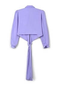 Blouse violette courte avec manches longues, poignets froncés et détail de lien au dos. Tissu lisse avec un col simple et un design minimaliste.