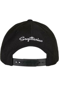 Fekete baseballsapka állítható snapback zárással. Jellemzője a fehér hímzett "Nyilas" szöveg a hátsó részen. Sima szövet textúra.