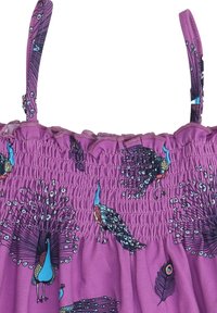 Lila Oberteil mit gerafftem Oberteil, dünnen Trägern und Pfauenfedermuster in lebhaften Blau- und Grüntönen. Weicher Stoff mit Rüschensaum.