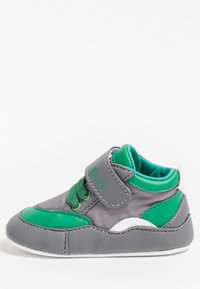 Szare i zielone trampki dla malucha z rzepem, górą z teksturowanej tkaniny i gumową podeszwą. Posiada kontrastowe zielone akcenty i sznurowadła.