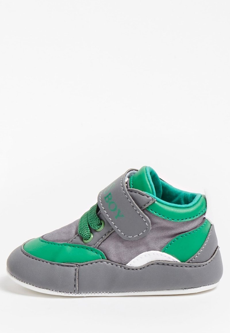 Szare i zielone trampki dla malucha z rzepem, górą z teksturowanej tkaniny i gumową podeszwą. Posiada kontrastowe zielone akcenty i sznurowadła.