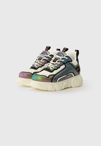 Chunky sneakers met een witte basis, iriserende accenten en zwarte details. Beschikt over dikke zolen, textuur oppervlakken en meerkleurige reflecterende elementen.