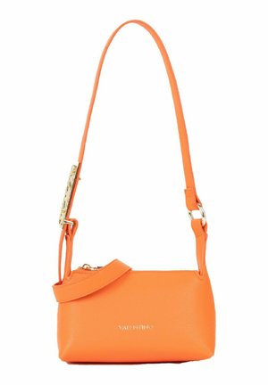 Sac à bandoulière en cuir orange Valentino avec boucle dorée et fermeture éclair, forme rectangulaire et sangle fine réglable.
