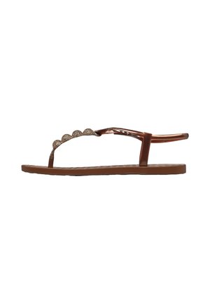 Sandale plate marron avec bride T festonnée et scintillante et bride de cheville, semelle simple, vue de côté sur fond blanc.