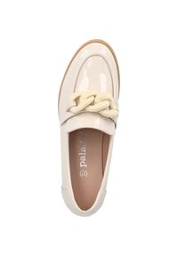Zapato slip-on de charol beige claro con un acento de crema clara anudado en la lengüeta. Presenta una suela plana y una punta redondeada.