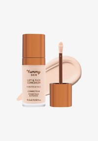 Yummy Skin Lift & Flex Concealer in een frosted fles met een koperen dop. Inclusief een sponspunt applicator en een romige beige productswatch.