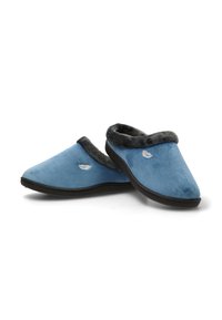 Zapatillas azules con un exterior de tela suave, borde de piel sintética gris suave y una suela negra. Presentan un diseño sutil en la parte superior.
