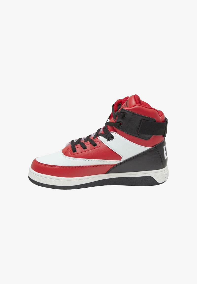 Basket sneaker montante avec des panneaux en cuir rouge, blanc et noir. Doté d'un col rembourré, d'une fermeture à lacets et d'une semelle intermédiaire texturée blanche.