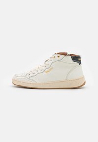 High-Top-Sneaker aus cremfarbenem Leder mit goldenen Ösen, Innenfutter aus hellbraunem Wildleder, strukturiertem Sohlen und dunkelblauen Akzenten an der Ferse.