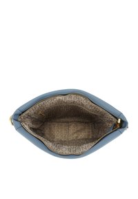 Blå läderhandväska med ett guldfärgat blixtlås, med ett rymligt inre fodrat med en beige tyg som visar ett upprepat logomönster.