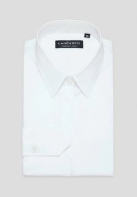 Biała koszula, wykonana z gładkiego materiału, charakteryzuje się klasycznym kołnierzykiem, pojedynczym mankietem na guzik oraz czarną metką z napisem "LANCERTO" i rozmiarem 38.