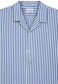 Camicia a maniche corte a righe in blu chiaro e bianco, con vestibilità rilassata, chiusura frontale con bottoni e colletto classico. Tessuto strutturato.