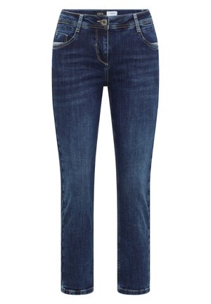 Jean droit en denim bleu foncé avec poches avant, passants de ceinture, fermeture par bouton et détails subtilement délavés.