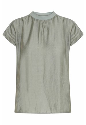 Svetle zelená blůza s krátkým rukávem a vysokým výstřihem, s jemnou texturou a decentním leskem, s nařasením u krku.