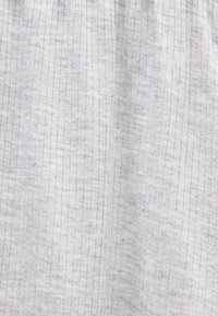 Ανοιχτό γκρι ύφασμα με διακριτική κάθετη ραβδώσεις και απαλή, ελαφρώς ζαρωμένη εμφάνιση.