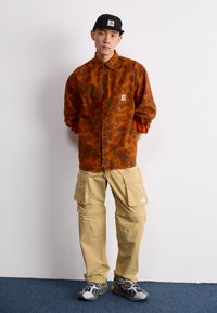 Carhartt WIP DUCK - Vapaa-ajan kauluspaita - green/turmeric