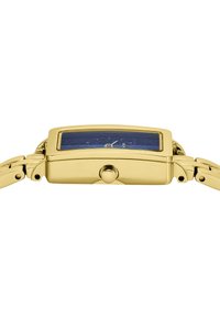 Montre rectangulaire en ton doré avec un cadran texturé bleu et des index des heures en argent. Équipée d'une couronne à poussoir et d'un bracelet à maillons.