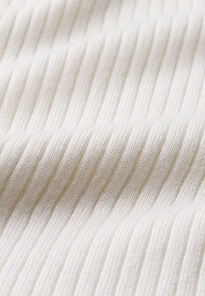 Tkanina prążkowana w kolorze off-white, prezentująca subtelną teksturę i pionowe linie, o miękkim, dzianinowym wyglądzie. Widoczna gładka jakość powierzchni.