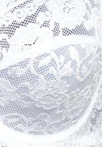 Witte kanten bh met een bloempatroon en gaasdetails, met delicate gegolfde randen en een zachte textuur. Verstelbare bandjes en beugeldesign.