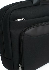 Zwarte stoffen laptoptas met een gestructureerd oppervlak, ritscompartimenten en een gladde accentpaneel voor extra detail.
