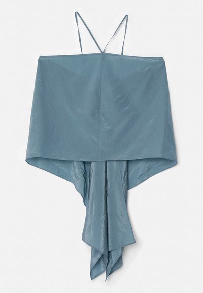 Varratu särk pehmest, helesinises kangast, millel on asümmeetriline alläär ja volditud disain, õhukeste rihmadega ja siledat tekstuuri.