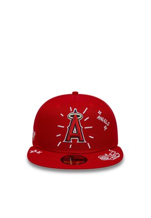 Gorra de béisbol roja con un gran "A" rojo y un logo de halo dorado, texto "Angels" en el lateral y diseños gráficos blancos en la visera.