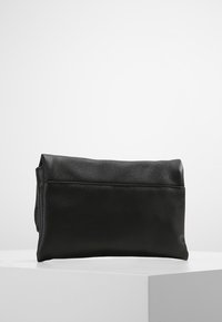 Černé kožené psaníčko s texturovaným povrchem, obdélníkovým tvarem a plochým siluetou; na přední straně je jemný šev.