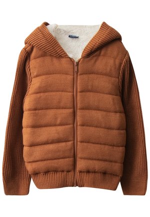 Brun polstret strikket jakke med fuld lynlås foran, ribstrikkede manchetter og hætte foret med hvid fleece.