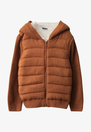 Brun polstret strikket jakke med fuld lynlås foran, ribstrikkede manchetter og hætte foret med hvid fleece.