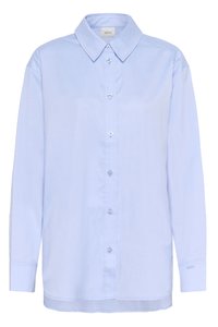 Camisa de manga larga azul claro hecha de tela lisa, con cuello clásico, cierre frontal de botones y dobladillo ligeramente curvado.