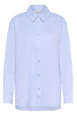 Camisa de manga larga azul claro hecha de tela lisa, con cuello clásico, cierre frontal de botones y dobladillo ligeramente curvado.