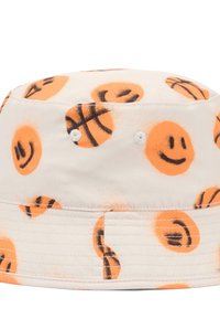 Cappello a secchiello bianco con faccine sorridenti arancioni e palloni da basket stampati, dotato di un bordo cucito e fori di ventilazione per la traspirabilità.