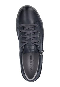 Dunkelblaue Ledersneaker mit grauen Schnürsenkeln, seitlichem Reißverschluss und strukturiertem Gummisohle. Mit Branding auf der Innensohle und der Zunge.