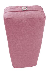 Cojín rectangular en una tela texturizada de un rosa suave. Presenta una pequeña etiqueta estampada en el borde superior. La forma es limpia con esquinas redondeadas.